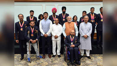 खेल मंत्री राज्यवर्धन सिंह राठौड़ ने पैरा खिलाड़ियों को सम्मानित किया