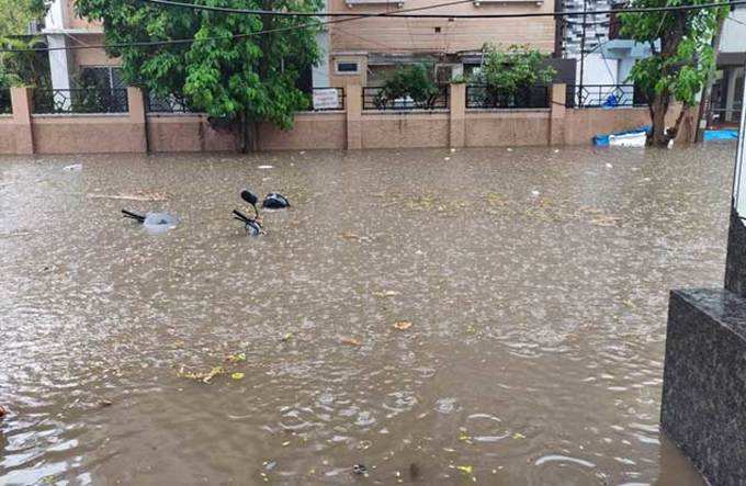 వర్షపు నీటిలో మునిగిపోయిన వాహనాలు