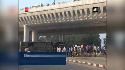 ట్రక్‌ను ఢీకొని బోల్తాపడ్డ డీటీసీ బస్, పలువురికి గాయాలు 