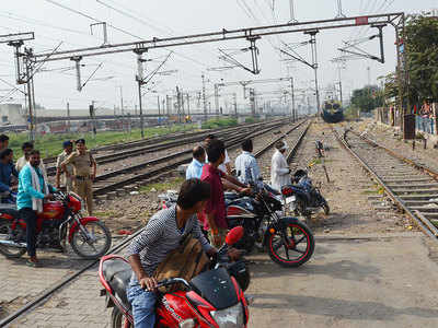 दो ट्रेनों के बीच फंसे रेलवे ट्रैक पार कर रहे लोग, एक की मौत, 7 घायल