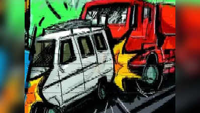 आंध्र प्रदेश: सड़क दुर्घटना में 6 की मौत, 15 घायल