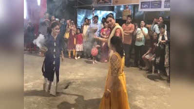 दुर्गा पूजा में सुष्मिता सेन ने बेटियों के साथ किया धुनुची डांस, Video वायरल