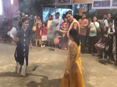 दुर्गा पूजा में सुष्मिता सेन ने बेटियों के साथ किया धुनुची डांस, Video वायरल