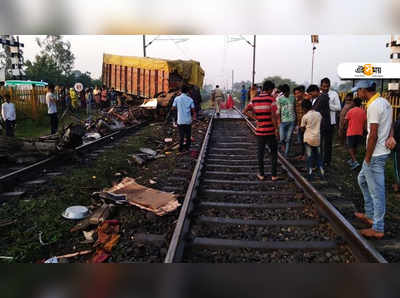 রাজধানী এক্সপ্রেসে ট্রাকের ধাক্কায় বেলাইন দুটো কোচ, হত ১