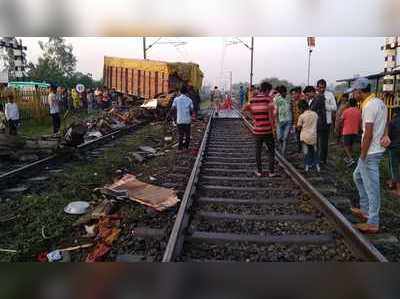 റെയിൽവേ ട്രാക്കിലേക്ക് ട്രക്ക് ഇടിച്ചുകയറി; രാജധാനി എക്സ്പ്രസ് പാളം തെറ്റി