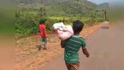 शर्मनाक: बोरे में बेटी का शव भरा, कंधे पर लादा और पोस्टमॉर्टम कराने के लिए 8km पैदल चला पिता