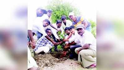 ಸಸಿನೆಟ್ಟು ದಸರಾ ಆಚರಿಸಿದ ಪಿಡಿಒ