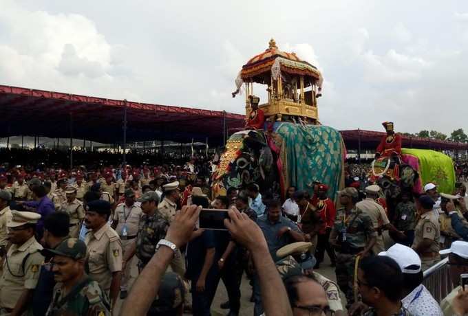 ಅಂಬಾರಿ ಹೊತ್ತು ರಾಜಗಾಂಭೀರ್ಯದಿಂದ ಹೆಜ್ಜೆ ಹಾಕುತ್ತಿರುವ ಅರ್ಜುನ