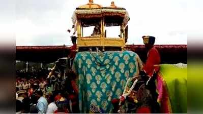 ಅಂಬಾರಿ ಹೊತ್ತು ಮೆರವಣಿಗೆಯ ಮಧ್ಯದಲ್ಲಿ ಸಾಗಿದ ಅರ್ಜುನ