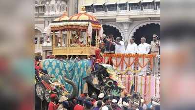 ಜನರ ಸಂಭ್ರಮದ ಮಧ್ಯೆ ಜಂಬೂ ಸವಾರಿ