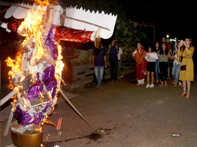 रावण दहन के मौके पर रवीना टंडन 