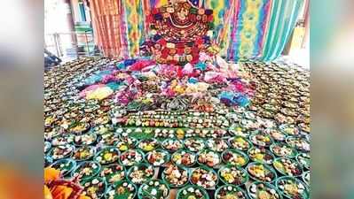 దుర్గాడ: 365 చీరలు, 1,108 డజన్ల గాజులతో దేవికి అలంకరణ