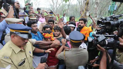 Sabarimala Protest: சபரிமலையில் போராட்டம் நடத்திய 200 பேர் மீது வழக்குப்பதிவு!!