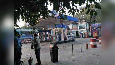 दिल्ली में आज पेट्रोल पंप बंद, केजरीवाल ने केंद्र को कोसा
