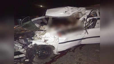 आजमगढ़: ट्रक में घुस गई तेज रफ्तार कार, 4 नेपाली नागरिकों की मौत