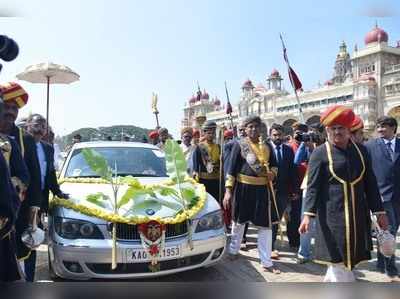 ಬೆಳ್ಳಿಪಲ್ಲಕ್ಕಿ ಬದಲು ಕಾರಿನಲ್ಲಿ ಯದುವೀರ್‌ ಯಾತ್ರೆ