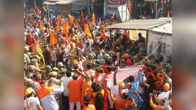 अयोध्या में तोगड़िया: अलर्ट पर प्रशासन, पुलिस के साथ कार्यकर्ताओं की झड़प