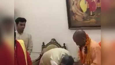 छत्तीसगढ़ सीएम रमन सिंह ने योगी का पैर छूकर लिया आशीर्वाद, फिर भरा नामांकन