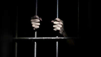 मथुरा: जेल के अंदर कैदी ने किया 2 साथियों पर हमला, हालत गंभीर