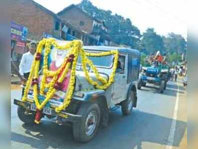 ಯಲ್ಲಾಪೂರದಲ್ಲಿ ಅದ್ಧೂರಿ ಮೆರವಣಿಗೆ