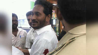 वाईएसआरसीपी चीफ जगन मोहन रेड्डी पर एयरपोर्ट पर हमला, युवक ने नुकीले हथियार से किया वार