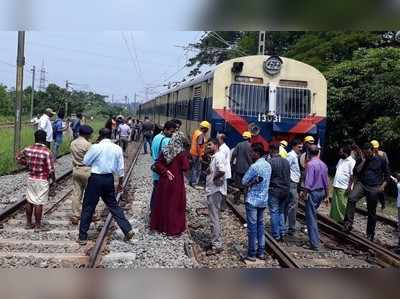 കളമശേരിയില്‍ മെമു പാളം തെറ്റി; ആളപായമില്ല