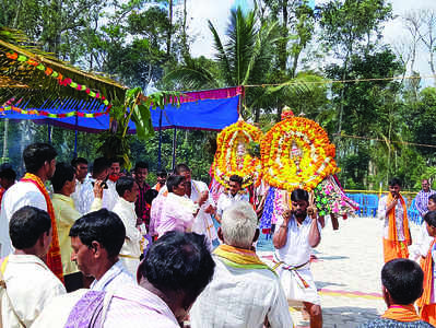 ಹೊಸಳ್ಳಿಯಲ್ಲಿ ಅದ್ಧೂರಿ ಕೆಂಡೋತ್ಸವ