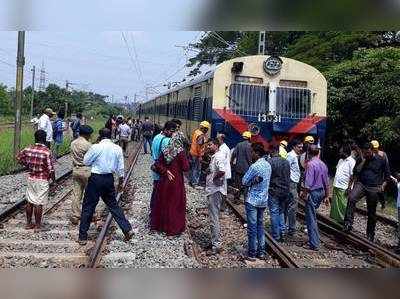 മെമു പാളം തെറ്റിയ സംഭവം; ജീവനക്കാര്‍ക്ക് സസ്‍പെന്‍ഷന്‍