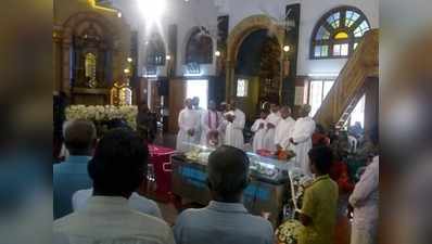 फादर कुरियाकोस के अंतिम संस्कार में रोईं सिस्टर अनुपमा, लोगों ने किया विरोध