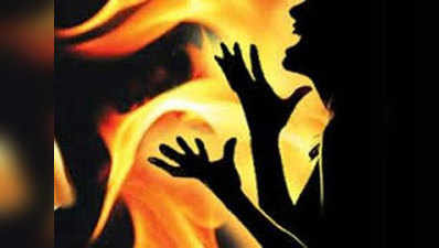 बलियाः ससुराल पहुंचकर रेता पत्नी का गला, खुद को लगाई आग