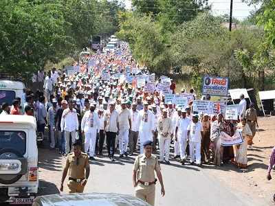 गावांच्या नोंदीसाठी काँग्रेसचा मोर्चा