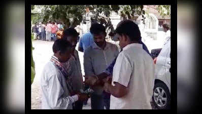 रामनगरः एचडी देवगौड़ा की जनसभा में आने के लिए कांग्रेस ने लोगों को बांटे रुपये !