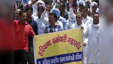 हिसार: हड़ताल कर रहे कर्मचारियों का सांसद दुष्यंत चौटाला ने किया समर्थन