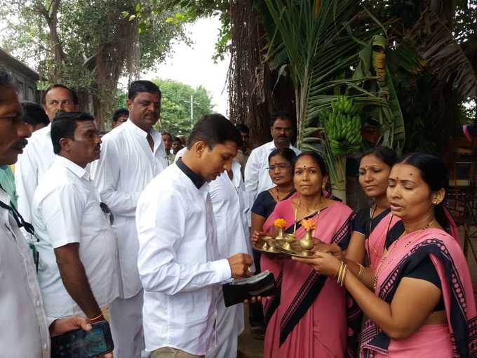 ಆರತಿ ತಟ್ಟೆಗೆ ಹಣ!