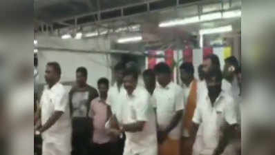 देखें: तमिलनाडु के मंत्री एसपी वेलुमणि ने मंदिर में किया लुंगी डांस