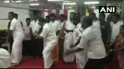 பிள்ளையார் கோவிலில் ஆறுக்குட்டியுடன் ஆட்டம் போட்ட அமைச்சர்