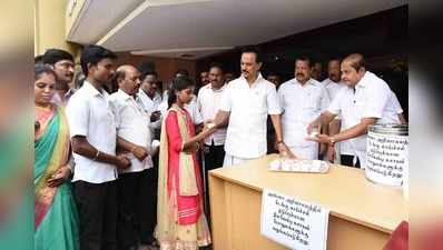 அதிமுக அரசுக்கு கொள்ளையடிக்க நேரம் போதாமல் உள்ளது: ஸ்டாலின்