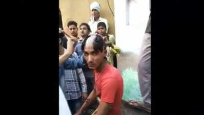 अलीगढ़ः छेड़खानी करने वाले युवक को गंजाकर मुंह में पोती कालिख, गांव में घुमाया