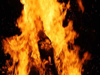 वाहन के ठोकर से लगी आग, मोपेड में फंसकर होमगार्ड की जलकर मौत