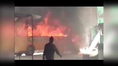छत्तीसगढ़ के बीजापुर जिले में नक्सलियों ने बस में आग लगाई