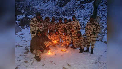 बॉर्डर पर दिवाली: भारत-पाक सैनिकों ने आपस में बांटी मिठाई, लद्दाख में जले दीये