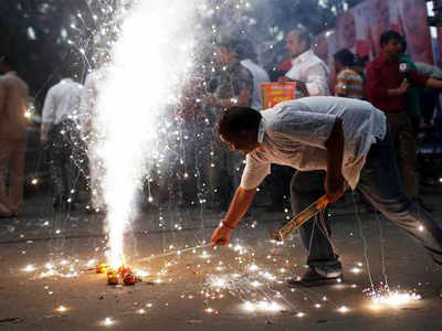diwali: मध्यरात्री फटाके फोडले, पहिला गुन्हा दाखल