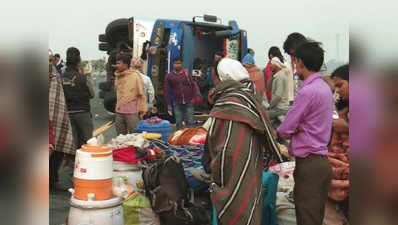 इटावा: गुड़गांव से बिहार जा रही बस हुई हादसे का शिकार, एक की मौत, 35 घायल