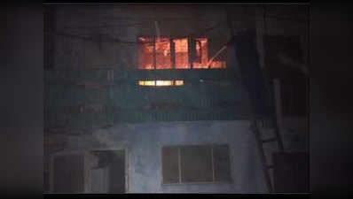लखनऊः तीन मंजिला इमारत में लगी आग, आसपास घरों से निकाले गए लोग