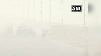 दिल्ली में छाई धुंध की मोटी चादर, सुबह हुआ ठंड का अहसास
