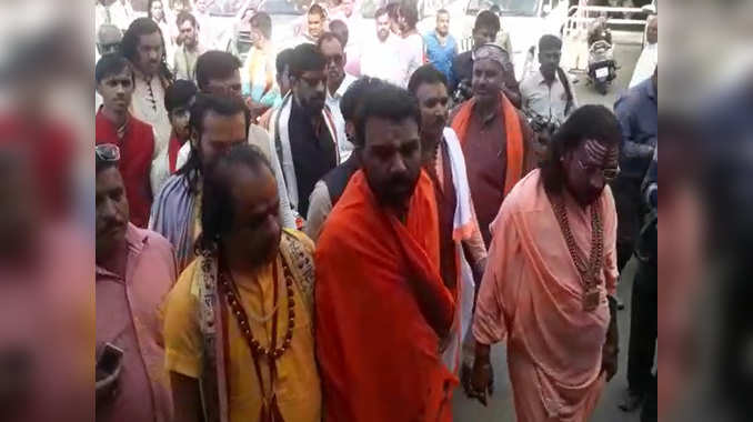Madhya Pradesh: Amid chanting of mantras baba reaches BJP office, seeks ticket 