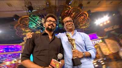 தளபதி விஜய்க்கு ஆதரவு தெரிவித்த சூப்பர்ஸ்டார் ரஜினிகாந்த்- சூடுபிடிக்கும் சர்கார்!!!