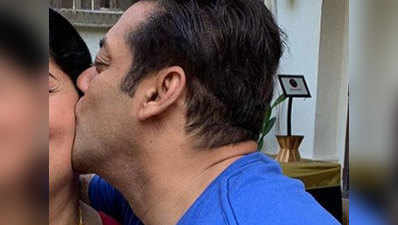 देखिए, शिल्पा शेट्टी की मां के गाल पर किस करते दिखे सलमान खान