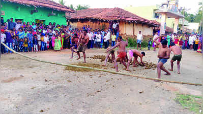 ಸಾಸಲು ಗ್ರಾಮದಲ್ಲಿ ಸಗಣಿ ಓಕುಳಿ ಸಂಭ್ರಮ