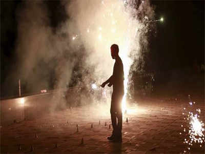 Diwali 2018: फटाके वाजविणाऱ्यांची पोलिसांना मारहाण